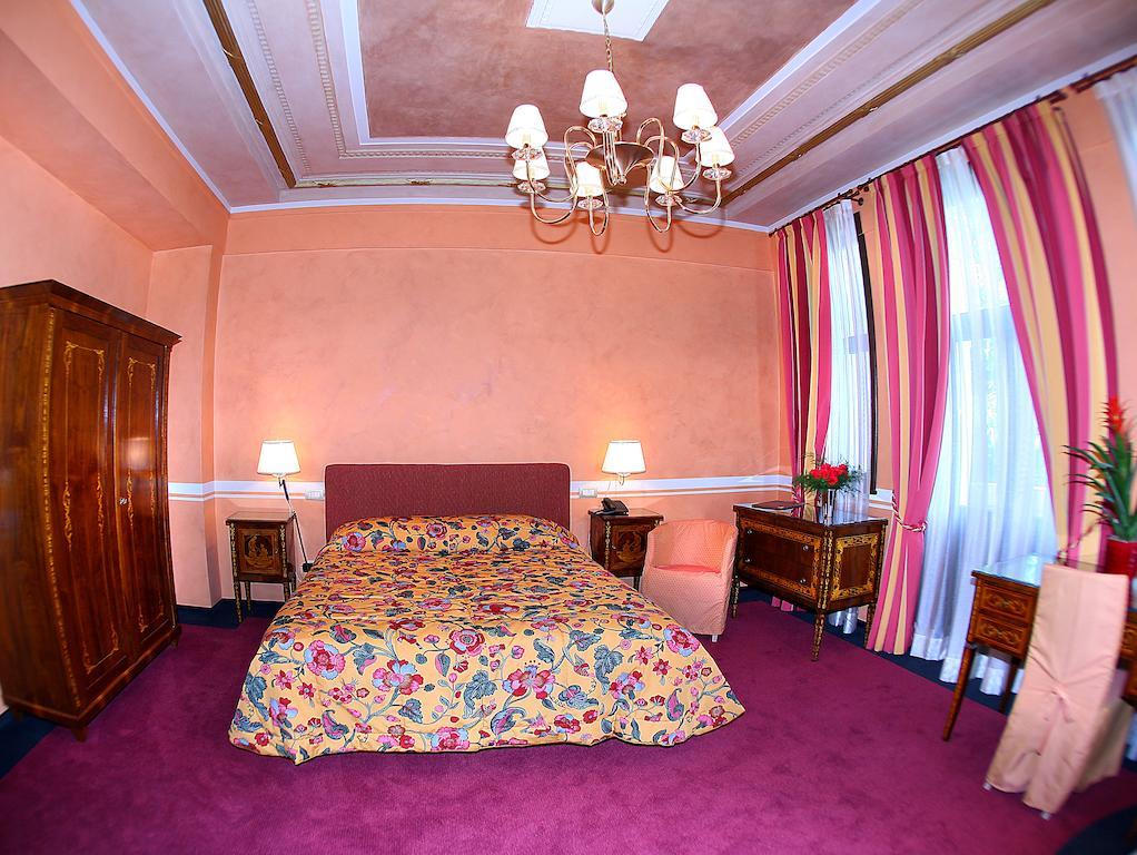 Vigo Hotel Ploieşti Buitenkant foto