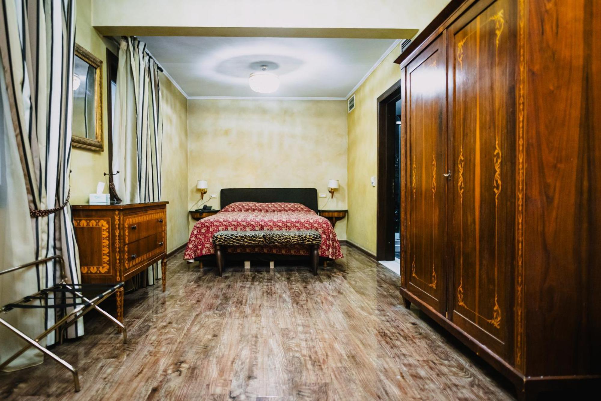 Vigo Hotel Ploieşti Buitenkant foto