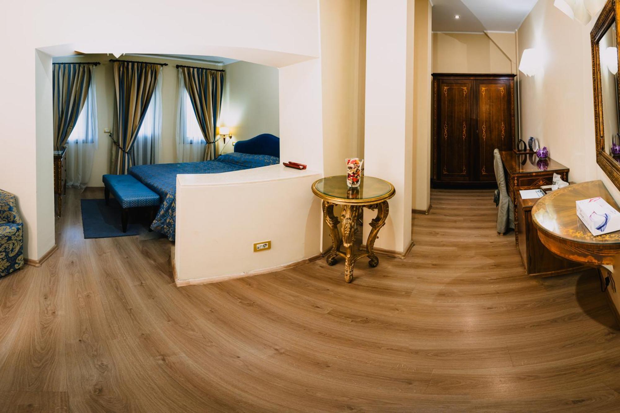 Vigo Hotel Ploieşti Buitenkant foto