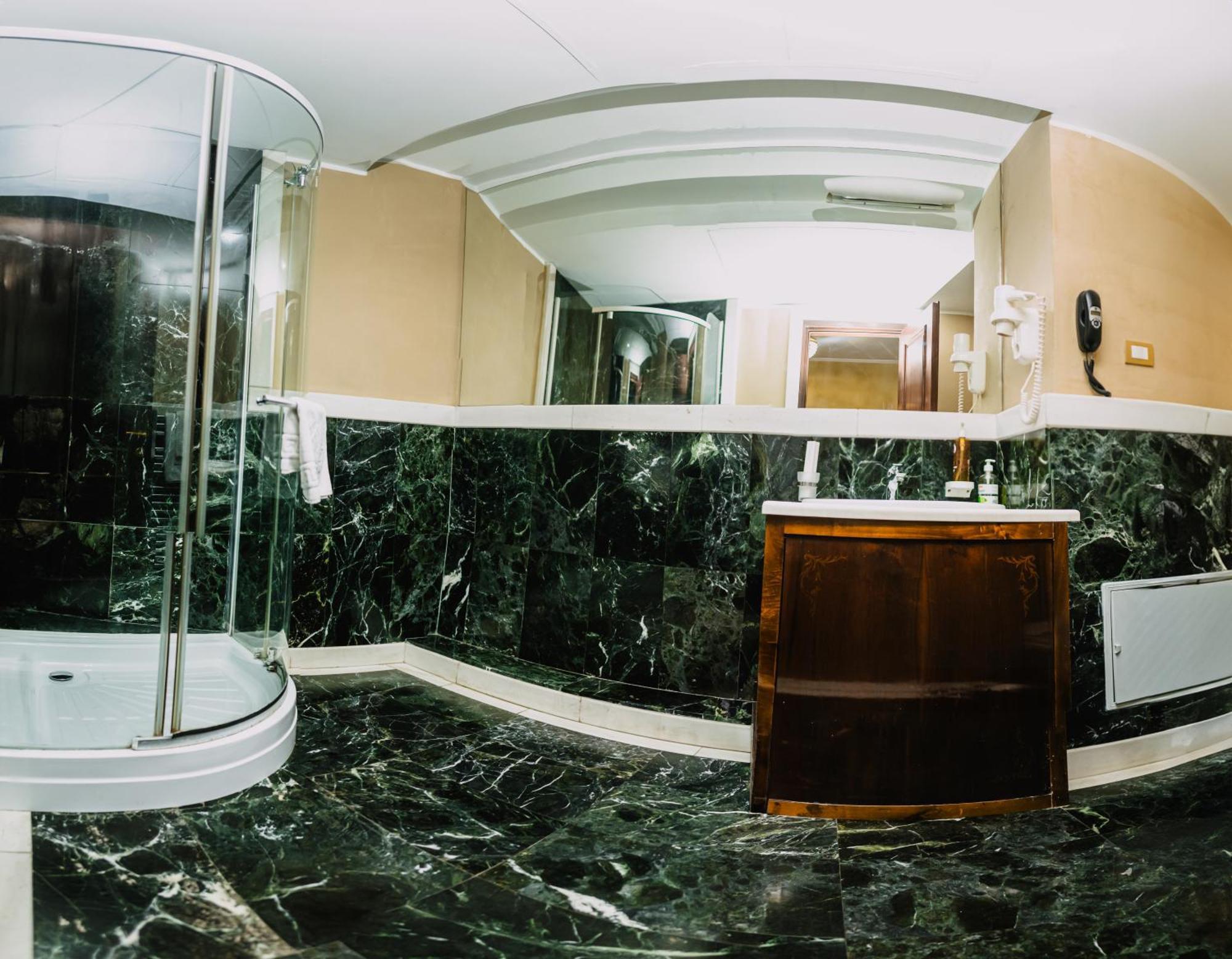 Vigo Hotel Ploieşti Buitenkant foto