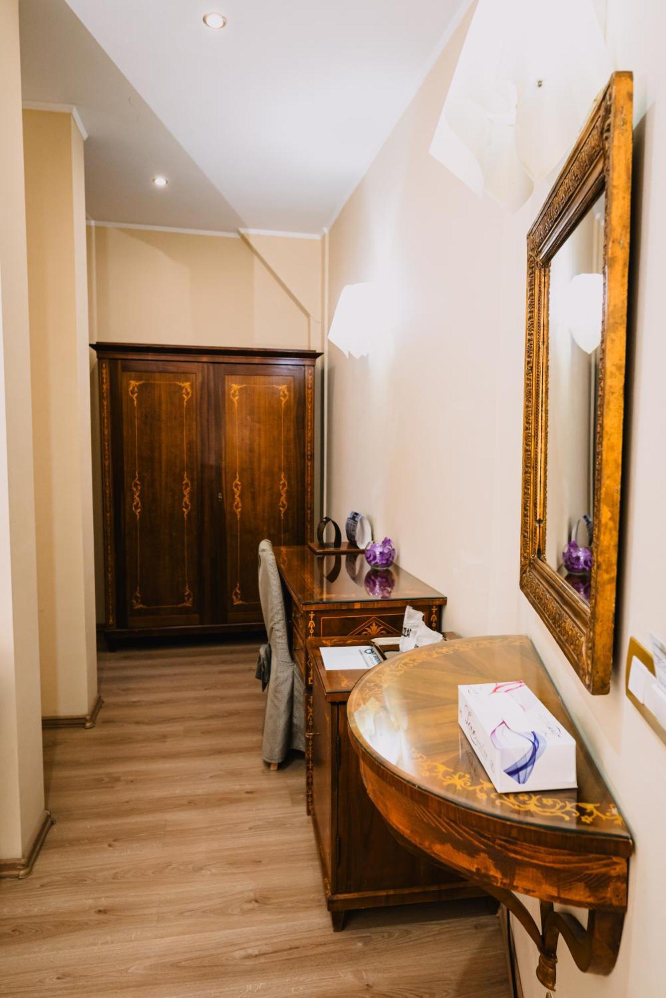 Vigo Hotel Ploieşti Buitenkant foto